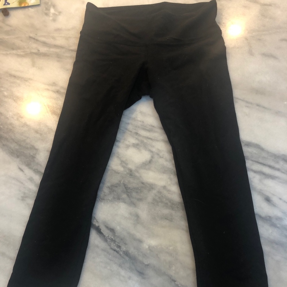 Lululemon black crops size 6